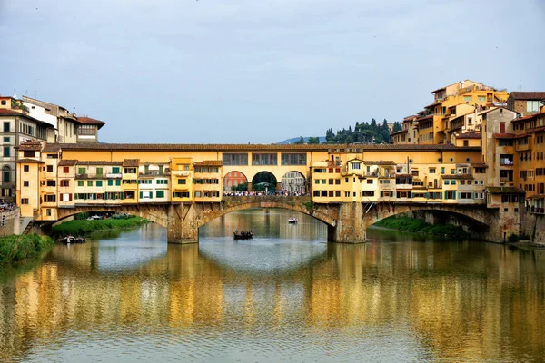 Ponte Vecchio přes řeku Arno — Stock fotografie