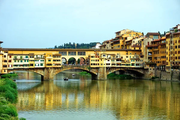 Мост Понте-Веккио во Флоренции — стоковое фото