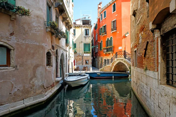 Enger Kanal von Venedig — Stockfoto