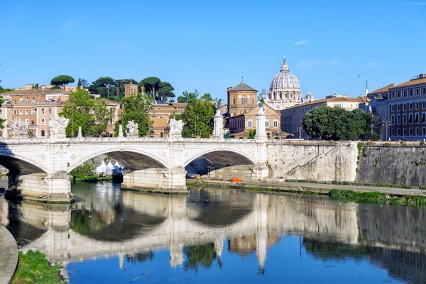 Vittorio Emanuele bridge on the Tiber river — Stock Photo, Image