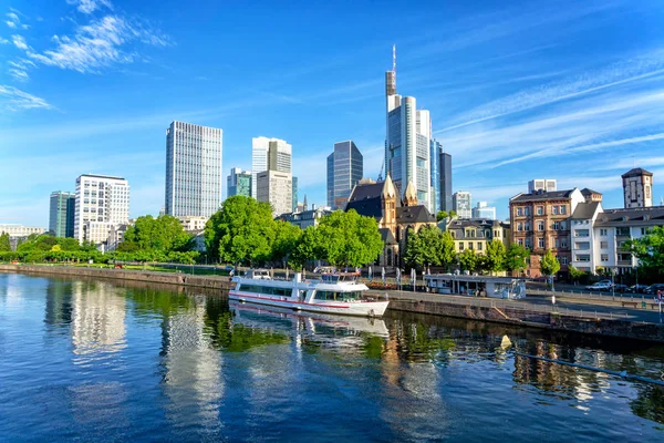 De skyline van Frankfurt op Sunny Day — Stockfoto