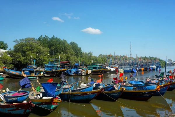 Barevné rybářské lodě ve Vietnamu — Stock fotografie