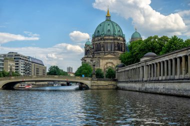 Spree Nehri üzerindeki Berlin Katedrali