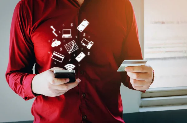 Jovem Camisa Vermelha Inserindo Código Segurança Com Telefone Celular Pagando — Fotografia de Stock