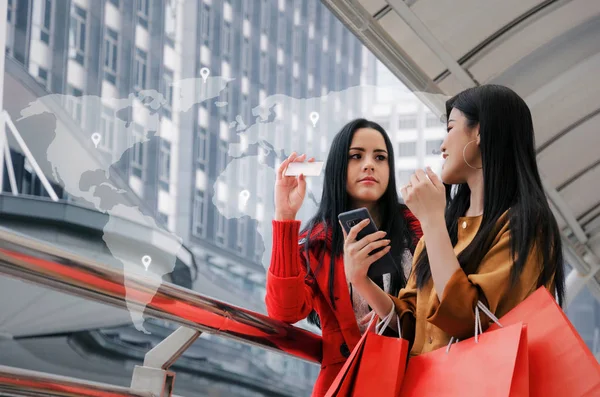 Zwei Schöne Asiatische Und Kaukasische Junge Frau Mit Handy Kreditkarte — Stockfoto