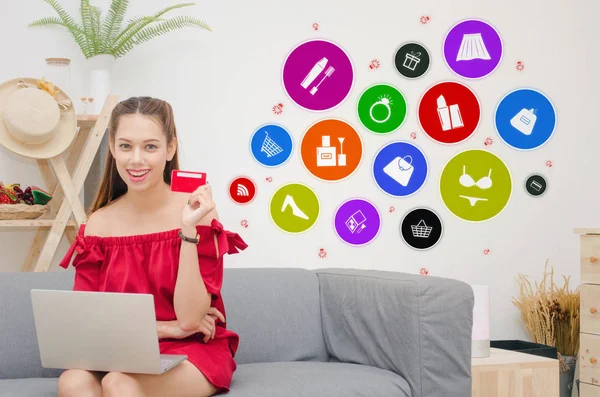 노트북을 소파에 거실에서 집에서 그래픽 아이콘 다이어그램 온라인 카드를 드레스를 — 스톡 사진