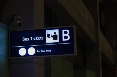 otobüs bileti billboard Havaalanı'nda oturum ya da Tren İstasyonu geceleri, ulaşım ve kavram seyahat