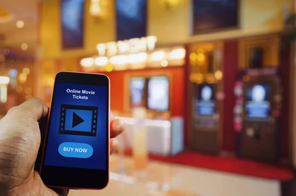 sinema bilet bilet satış kontuarı, sinema online rezervasyon oturma, saklıdır grafik simge diyagram ve ödeme kavramı ile bulanık görüntü ile satın alma mobil akıllı telefon kullanarak el
