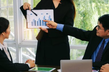 Grup gösterilen ve grafik Diyagramı mali rapor veya toplantı salonunun office, seminer, ekip çalışması, şirket başarı ve iş büyüme kavramı içinde yıl sonuçlarını sunma iş adamları