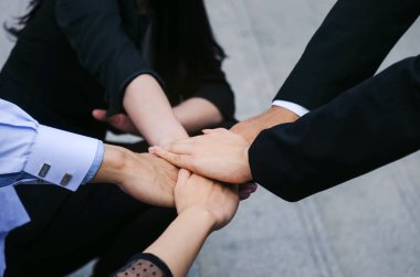 el iş adamları Grubu'nun birleşen eller birlikte modern kent, takım lideri, başarılı ekibi, destek, Toplantı, ortağı, takım çalışması, toplum, kendinden emin ve bağlantı kavramı
