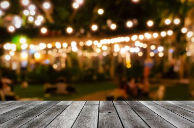 gri ahşap zemin veya ahşap teras bahçe, bulanık arka planda gece festivalin soyut gece ışık bokeh ile boş, ürün veya nesne sunumu, vintage renk tonu görüntülenmesi için alanı Kopyala