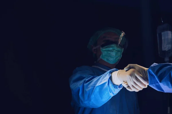 Equipo Cirujanos Trabajando Estrechando Mano Después Que Los Cirujanos Trabajan — Foto de Stock