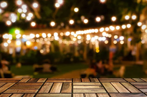 kahverengi ahşap zemin veya ahşap teras bahçe, bulanık arka planda gece festivalin soyut gece ışık bokeh ile boş, ürün veya nesne sunumu, vintage renk tonu görüntülenmesi için alanı Kopyala