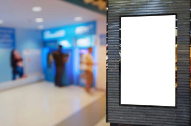 boş vitrin billboard veya reklam ışık kutusu için kýsa mesaj veya medya içeriği insan Atm, ticaret, pazarlama ve finans kavramı para çekmenin queuing bulanık manzaralı