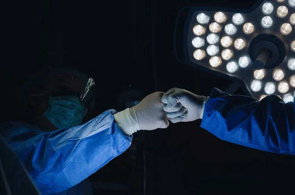 Équipe Chirurgiens Travaillant Joignant Les Mains Après Travail Pour Patient — Photo