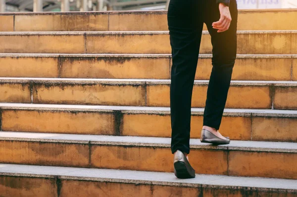 Vista Trasera Joven Mujer Negocios Caminando Escaleras Arriba Yendo Tiempo —  Fotos de Stock