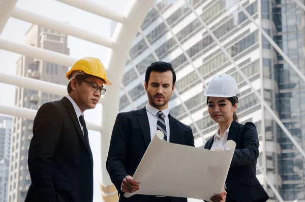 Grupo Mujeres Hombres Negocios Ingenieros Con Casco Seguridad Planificación Planos —  Fotos de Stock