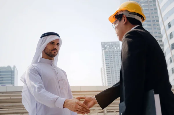 Dohoda Mladý Pohledný Arabský Muž Bílém Obleku Handshake Asijské Obchodní — Stock fotografie