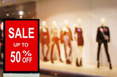 büyük satış % 50 yukarıya sahte billboard veya reklam ışıklı bulanık görüntü ile popüler moda giysileri dükkanı Vitrini Mağazası, reklam, pazarlama ve reklam kavramı tanıtımı