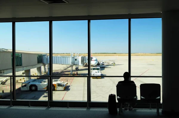 Σιλουέτα Του Τουριστικούς Επιχειρηματίες Αποσκευές Κοιτάζοντας Αεροπλάνα Και Περιμένει Στο — Φωτογραφία Αρχείου