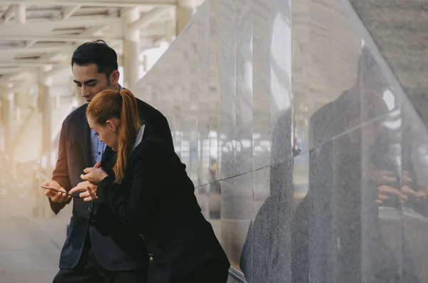 Бізнесмен Жінка Тримає Мобільний Телефон Розмовляє Стоячи Сучасному Місті Соціальній — стокове фото