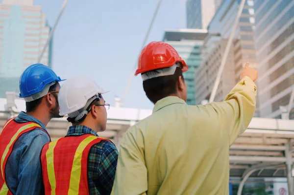 Ingenjör Tekniker Och Arkitekt Med Skyddshjälm Planering Byggnadsplan Med Blueprint — Stockfoto