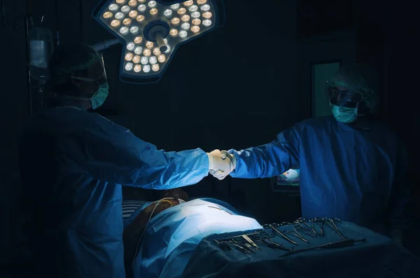 Γιατρός Χειραψία Τον Βοηθό Μετά Χειρουργοί Εργάζονται Για Διάσωσης Ασθενούς — Φωτογραφία Αρχείου