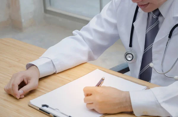 Médico Farmacéutico Con Estetoscopio Cuello Trabajando Con Computadora Portátil Escribiendo — Foto de Stock