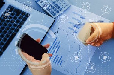 mali konularda maliyet ve hesap makinesi, iş stratejisi diyagramı raporu ve resepsiyon evde üstünde hareket eden telefon ile çalışma office grafik simge diyagramı, teknoloji ile el, kavram maliyet para planı