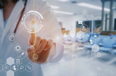 kadın doktor stetoskop ile el işaret dokunaklı veri dijital simgesi hologram bekleyen hastane arka plan, yenilik, tıp, gelecek ve teknoloji kavram için lobi bulanık görüntü ile.
