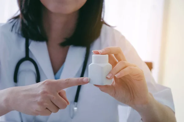 Joven Doctora Farmacéutica Con Estetoscopio Sosteniendo Mostrando Frasco Píldoras Mano — Foto de Stock