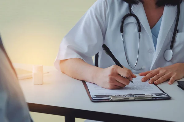 Joven Doctora Farmacéutica Con Estetoscopio Escribiendo Prescripción Portapapeles Frasco Pastillas — Foto de Stock