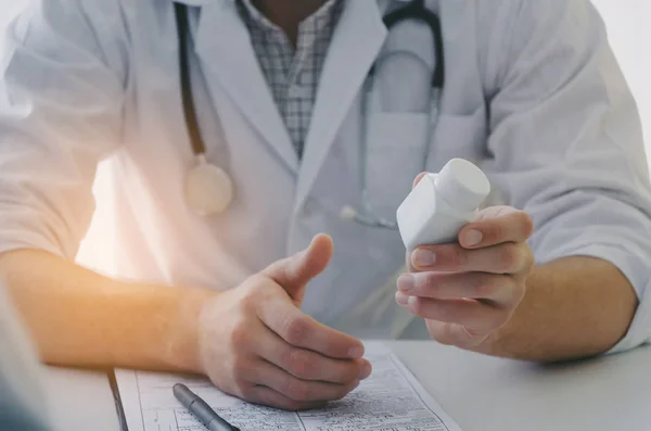 Joven Médico Farmacéutico Con Estetoscopio Sosteniendo Mostrando Frasco Píldoras Mano — Foto de Stock