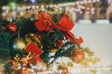 Noel ağacı ve bokeh ışık, Noel süsleri yılbaşı kutlamaları, Noel tatili, yeni yıl tatili, Festivali kavramı, vintage renk tonu için yakın çekim