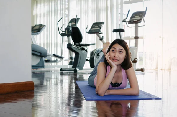 아시아 라이프 스타일 체육관에서 매트와 바닥에 — 스톡 사진