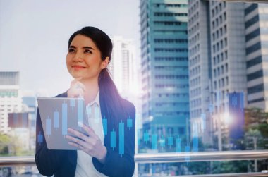 düşünme ve grafik mum çubuk grafik grafik borsa yatırım Ticaret için Forex ticaret, internet, yatırım kavramı ile mobil tablet ile arayan Genç Asyalı Yatırımcı iş kadını