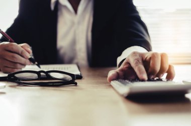 profesyonel yatırımcı veya iş adam analizi ve finansal raporlarda hesaplama ve Danışma ofisi, yatırım, mali müşavir, çalışma ve para kavramı kaydetme iş üzerinde hesap makinesi kullanma