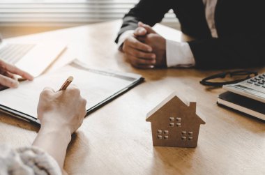 el genç adam müşterinin satın alma ev, gayrimenkul ve sigorta kavramı Emlak komisyoncusu ile emlakçı office, yatırım, ev kredisi sözleşmesi, takım elbiseli ev satın almak için sözleşme imzalama