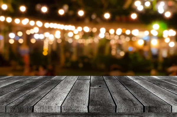 boş ahşap tahta, tablo veya modern ahşap teras restoranın bahçesinde, kopya alanı görüntüleme ürün veya nesne sunumu, vintage renk tonu için gece Festivali'nde soyut gece ışık bokeh ile