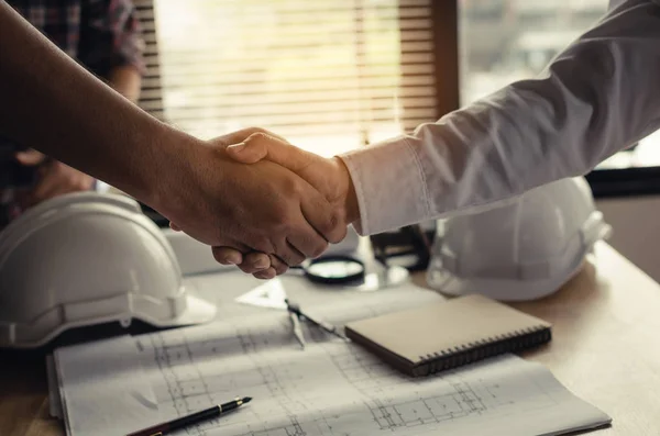 El inşaat işçisi takım yüklenici el titremesinden inşaat sitesi ekip çalışması ortaklık kavram oluşturma, proje sözleşmesinde tebrik başlatmak için bir iş görüşme bitirdikten sonra Kapat