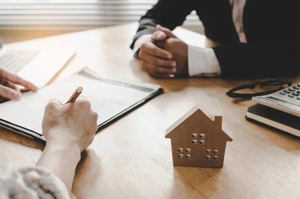 Mano Del Joven Cliente Firma Contrato Para Comprar Casa Con —  Fotos de Stock