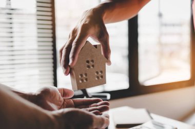 Emlak broker Yöneticisi veren ev modeli emlakçı office, yatırım, ev kredisi sözleşmesi, ev satın almak için sözleşme imzalama sonra müşteri için satın almak ve satmak ev kavramı