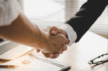 Emlakçı ofis, iş, yatırım, ev kredisi sözleşmesi, ev satın almak için sözleşme imzalama sonra Emlak broker Yöneticisi el sallamak ile genç adam müşteri satın almak ve satmak ev kavramı