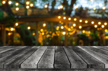 boş ahşap tahta, tablo veya modern ahşap teras restoranın bahçesinde, kopya alanı görüntüleme ürün veya nesne sunumu, vintage renk tonu için gece Festivali'nde soyut gece ışık bokeh ile 