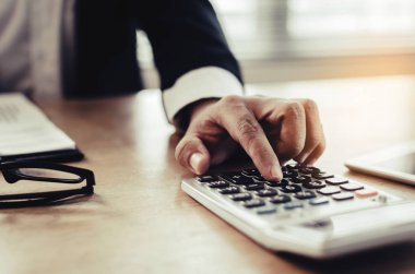 profesyonel yatırımcı veya iş adam analizi ve finansal raporlarda hesaplama ve Danışma ofisi, yatırım, mali müşavir, çalışma ve para kavramı kaydetme iş üzerinde hesap makinesi kullanma