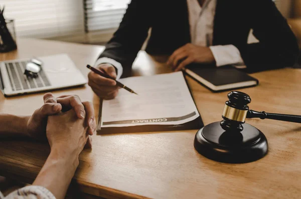 hukuki danışmanlar, noter veya adalet avukat mahkeme ofis, iş, adalet Hukuku, sigorta ve hukuki hizmet anlayışı içinde masasında sözleşme belge dizüstü bilgisayar ahşap Yargıç tokmak ile tartışıyor