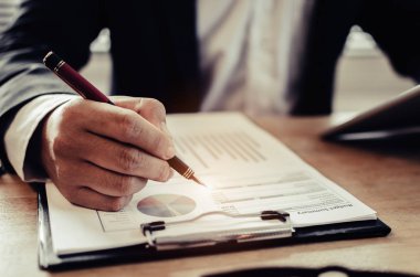 profesyonel yatırımcı veya iş adam analizi ve finansal raporlarda hesaplama ve masa ofis, yatırım, mali müşavir, çalışma ve para kavramı kaydetme iş mobil tablet kullanma
