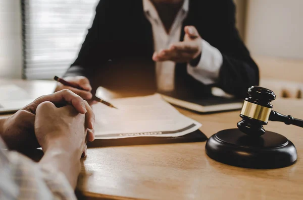 hukuki danışmanlar, noter veya adalet avukat mahkeme ofis, iş, adalet Hukuku, sigorta ve hukuki hizmet anlayışı içinde masasında sözleşme belge dizüstü bilgisayar ahşap Yargıç tokmak ile tartışıyor