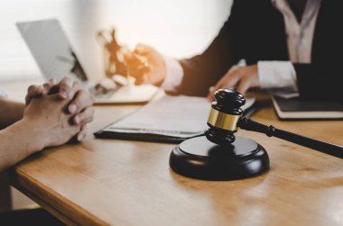 hukuki danışmanlar, noter veya adalet avukat mahkeme ofis, iş, adalet Hukuku, sigorta ve hukuki hizmet anlayışı içinde masasında sözleşme belge dizüstü bilgisayar ahşap Yargıç tokmak ile tartışıyor
