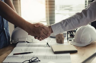 El inşaat işçisi takım yüklenici el titremesinden inşaat sitesi ekip çalışması ortaklık kavram oluşturma, proje sözleşmesinde tebrik başlatmak için bir iş görüşme bitirdikten sonra Kapat
